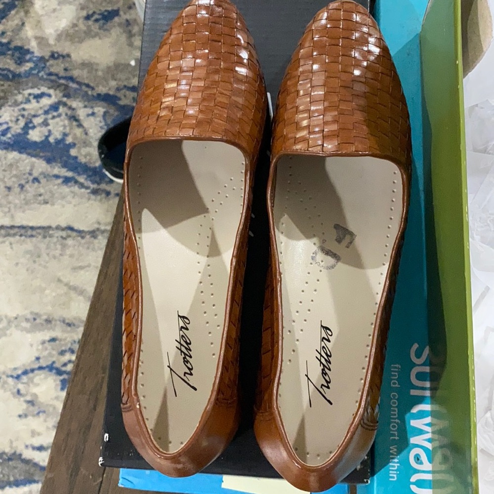 Trotters Liz flats in brown 9 narrow